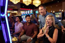 pkpk3 APP မြန်မာ ကစားသမား မိုဘိုင်းဖုန်းဖြင့် Slots Casino ကစားနေသောမြင်ကွင်း
